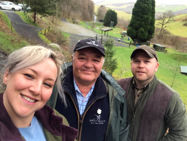  Equipo amigable y clientes satisfechos 