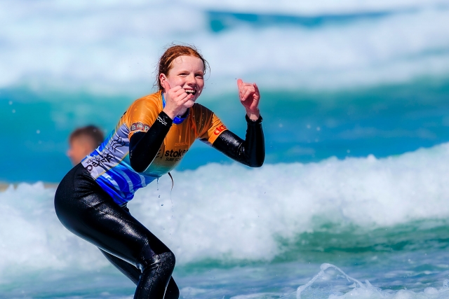 Surfear olas 