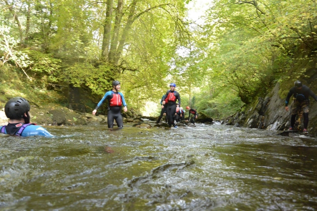  Divirtiéndole con algunos amigos 