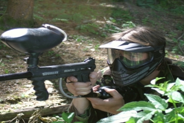 Concentrarse mientras dispara bolas de pintura