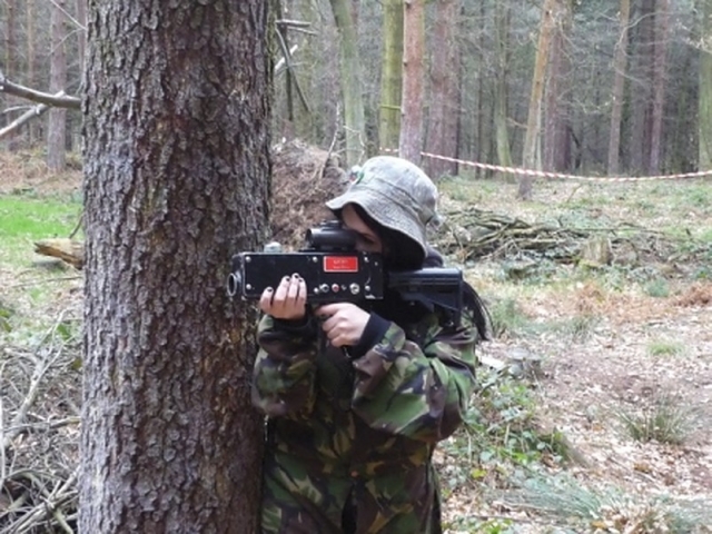 Esconderse detrás de los árboles 