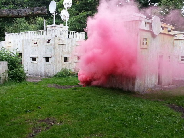  Humo rosa mientras juegas laser tag 