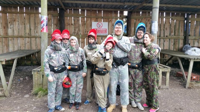  El grupo ya está preparado para jugar al gotcha.
