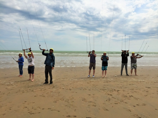  Disfrutan de la playa mientras aprenden más sobre kitesports 