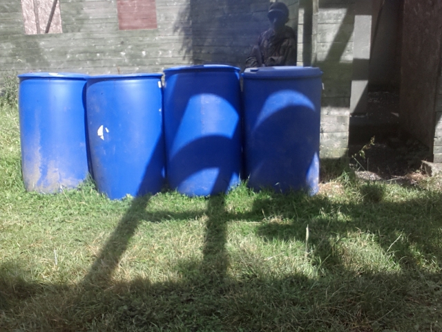 Barriles en el campo 