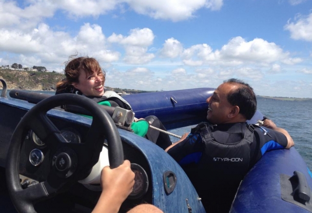  Lancha motora con amigos 