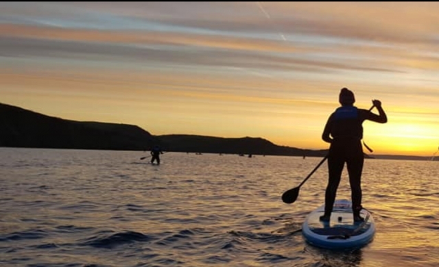  SUP duranle el atardecer 