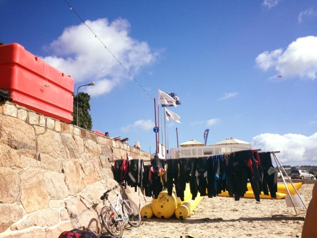  Trajes de neopreno y ayudas a la flotabilidad proporcionados por nosotros 