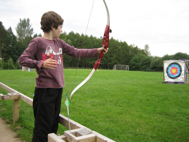  El pequeño Robin Hood disparando una flecha 