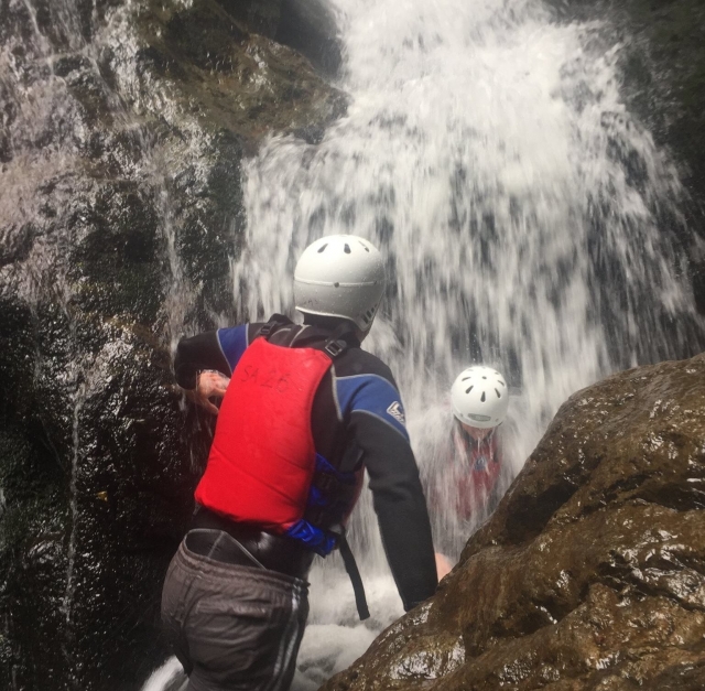  Sienle el poder de la cascada 