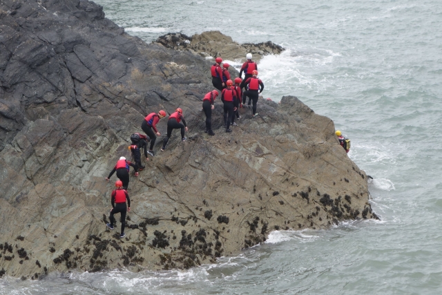  Atraviesa el terreno rocoso 
