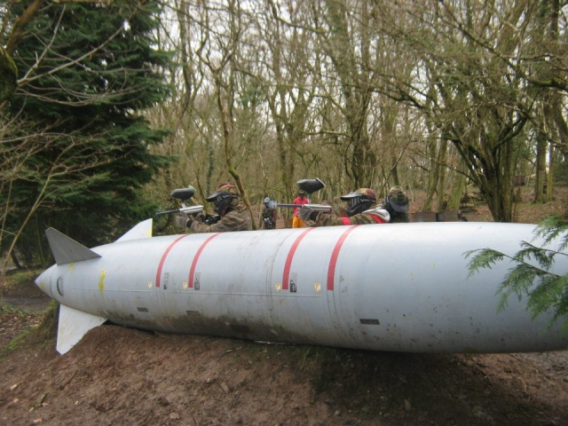 Obtenga cobertura detrás de nuestro misil