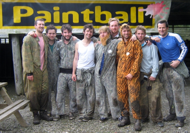  Reúnele a usted y a tus amigos para celebrar varias ocasiones en Survival Paintball