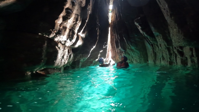  Explora cuevas