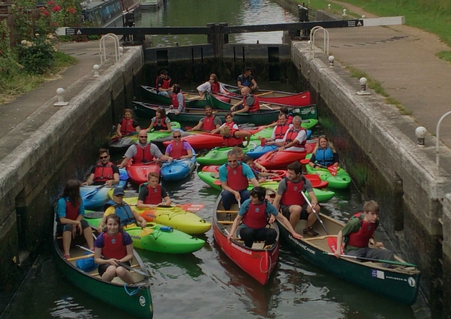 Canoas y kayaks en una esclusa 