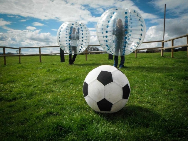 Juega un partido de fútbol body zorb. 