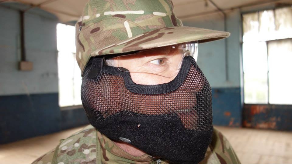 Hombre con el rostro cubierto Hombre con el rostro cubierto