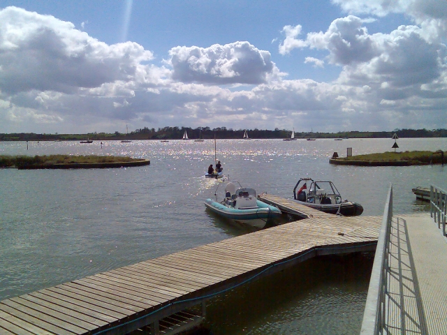 Río Orwell desde el puerto de yates de Suffolk 
