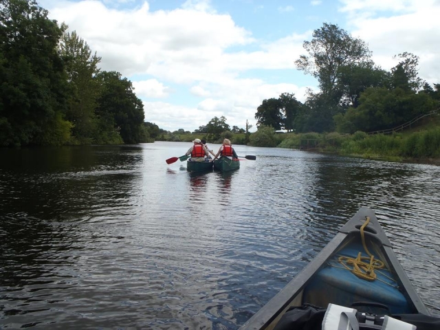  Campamento junto al río y paseo en canoa duranle el día 
