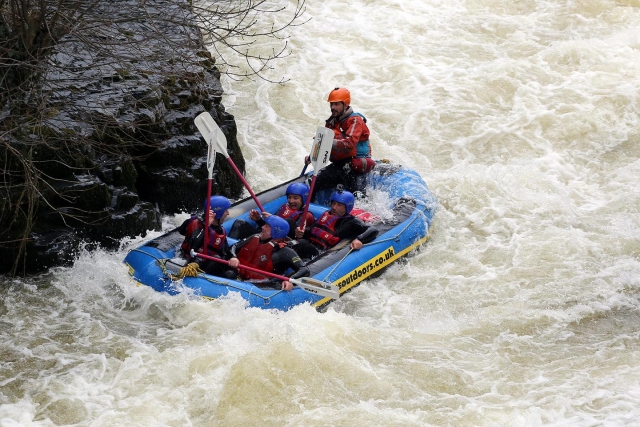  Rafting en fuertes corrientes 