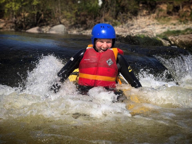  Riendo en el kayak 