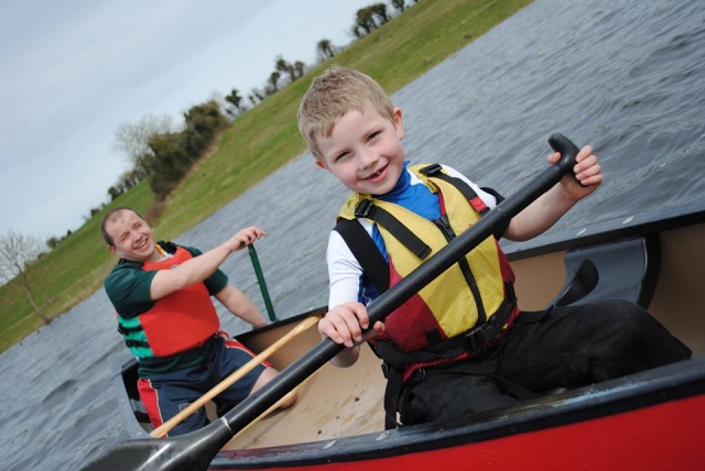 Un niño como Capitán de la piragua 