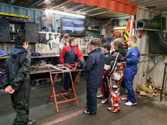 Niños chavos practicando karting instrucciones