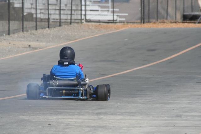 Mujer con traje de conducción azul karting