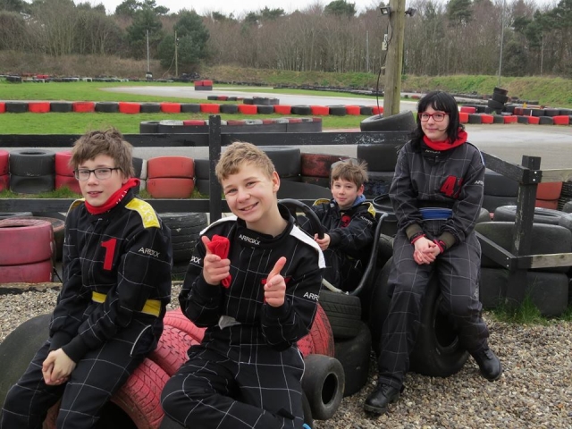 Niños poniéndose sus monos de conducción antes del karting 