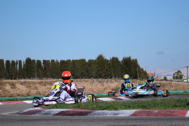  Parle de una familia con monos de conducción y cascos karting 