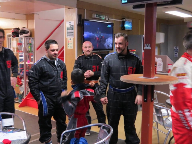 Niño preparándose antes del karting 