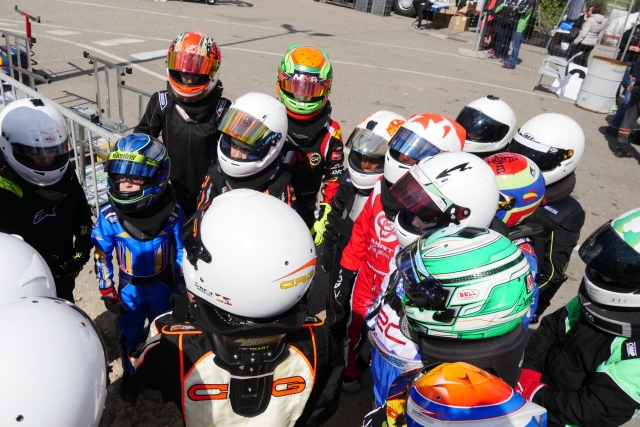  Grupo recibiendo información antes del karting 