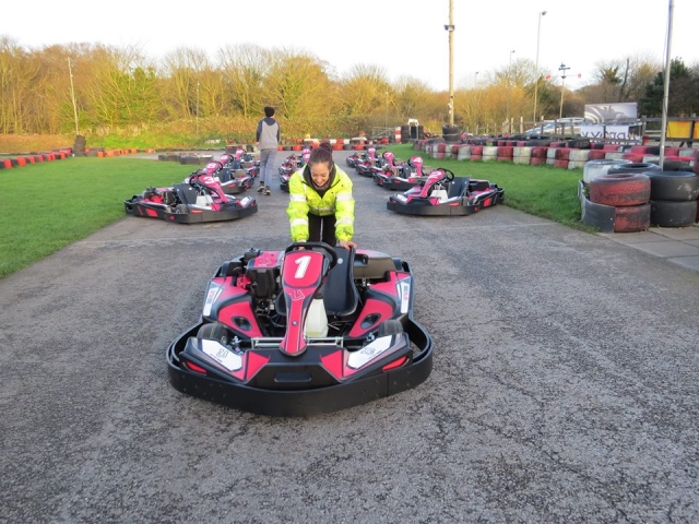  Preparando los karts antes de su sesión 