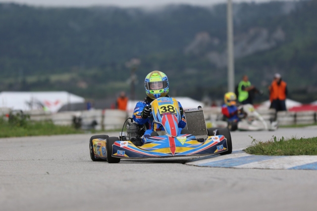  Conductor en kart azul divirtiéndose con nosotros