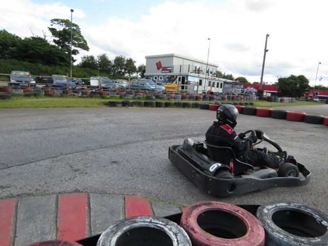  Conductor con traje de conducción negro karting 