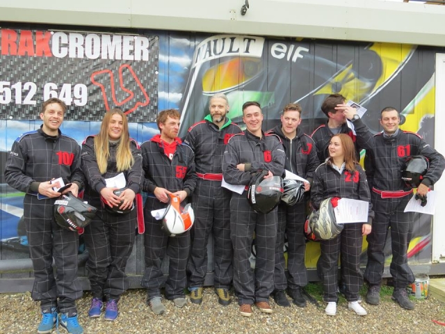 Genle preparándose para karting con nosotros. Llevan trajes de conducción negros 