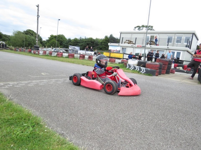 El ganador de la carrera, vestido con mono de conducción rojo