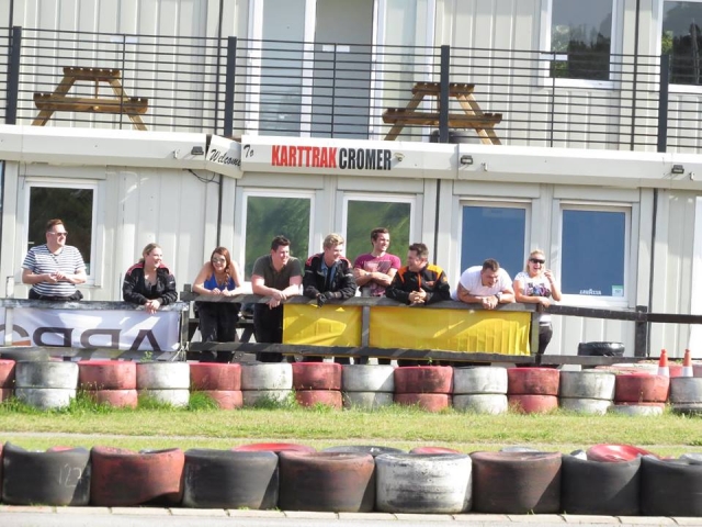 Grupo de personas viendo la carrera