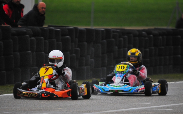  Niño y niña de un gran grupo de karting 