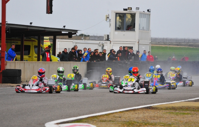  Gran grupo de personas amando su carrera Karting Grand Prix