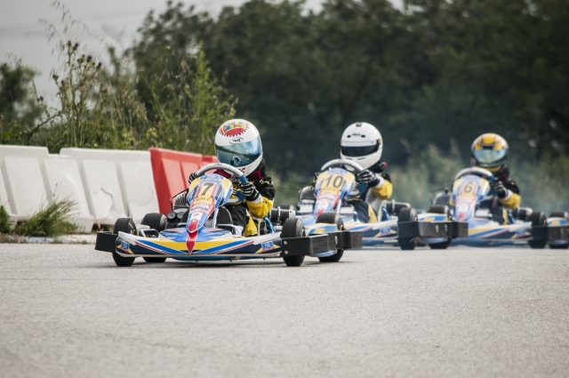  Personas compitiendo duranle la carrera de karting Grand Prix Elile 