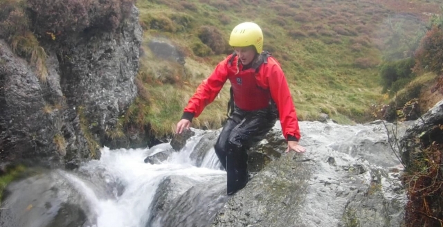  Realiza emocionantes escaladas sobre rocas 