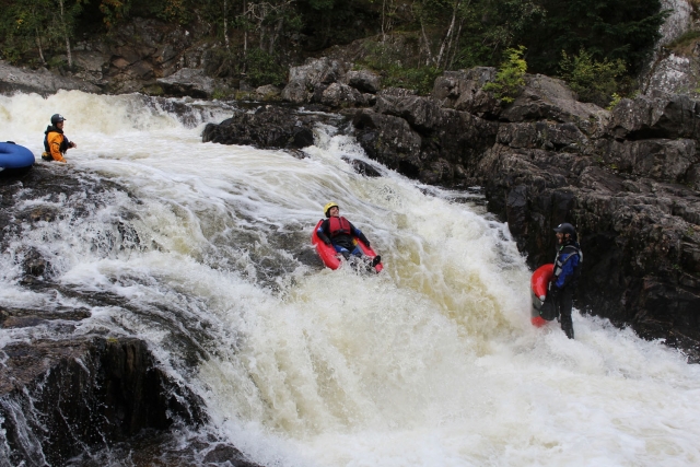  ¡Sobre la cascada! 