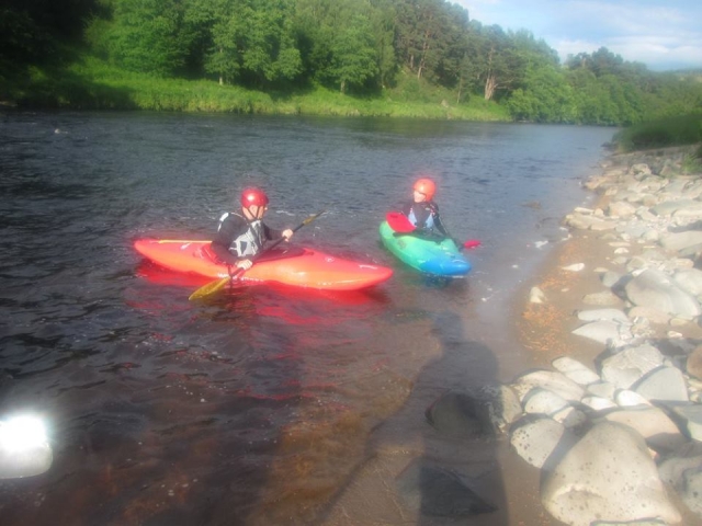  kayaks naranjas y azules