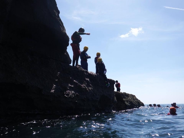 Detrás de las rocas