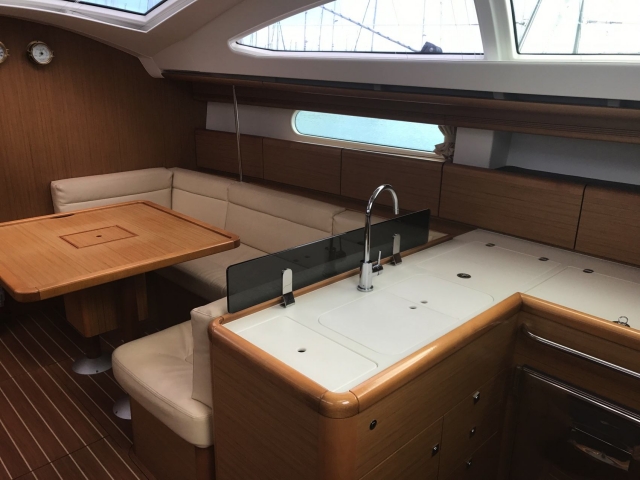 Cocina y comedor Jeanneau Sun Odyssey 45.