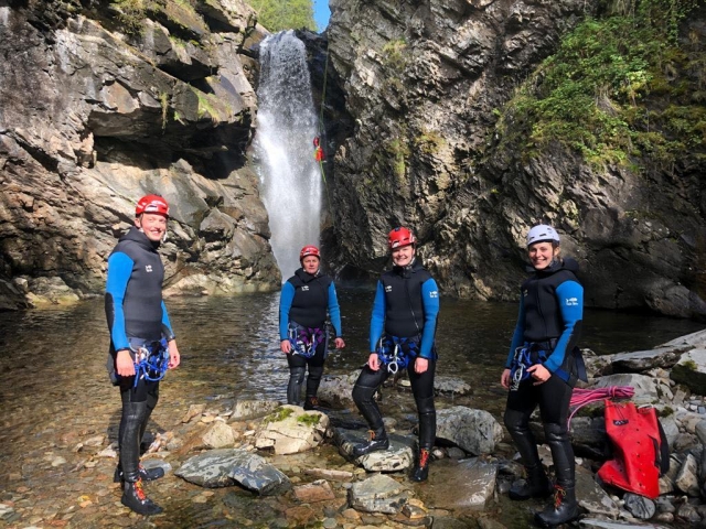 Disfruta de las vistas de las cascadas