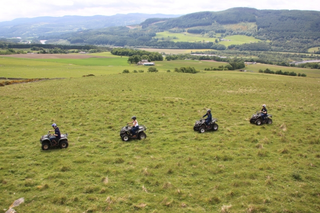 Pbaños en cuatrimoto en grupo