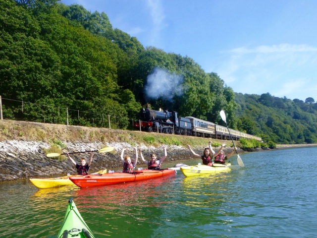 Kayak junto a trenes