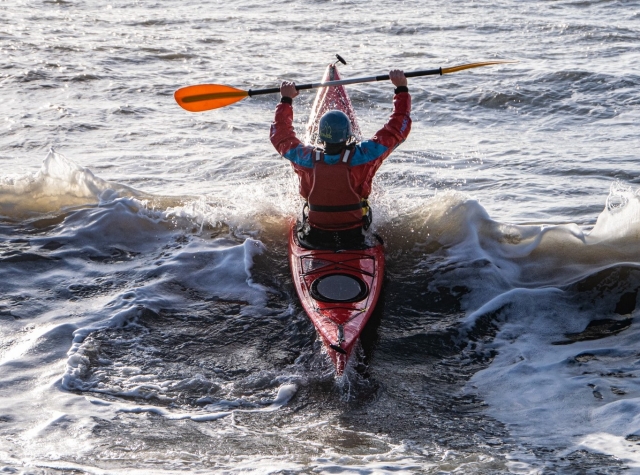  ¡El kayak de mar significa olas!